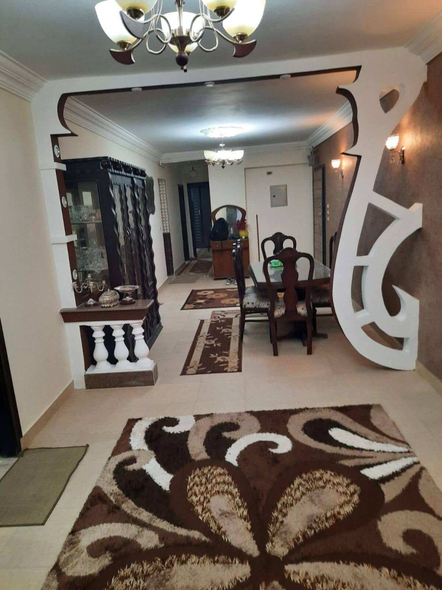 شقه للايجار النزهة 2 شارع ال ١٧ بجوار مسجد الصالحين دور ١٢
