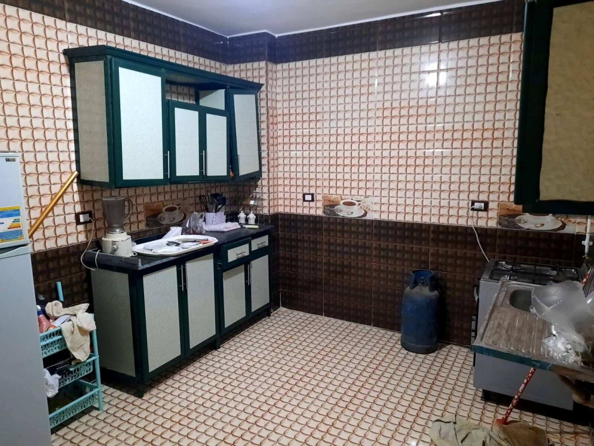 شقه للايجار النزهة 2 شارع ال ١٧ بجوار مسجد الصالحين دور ١٢