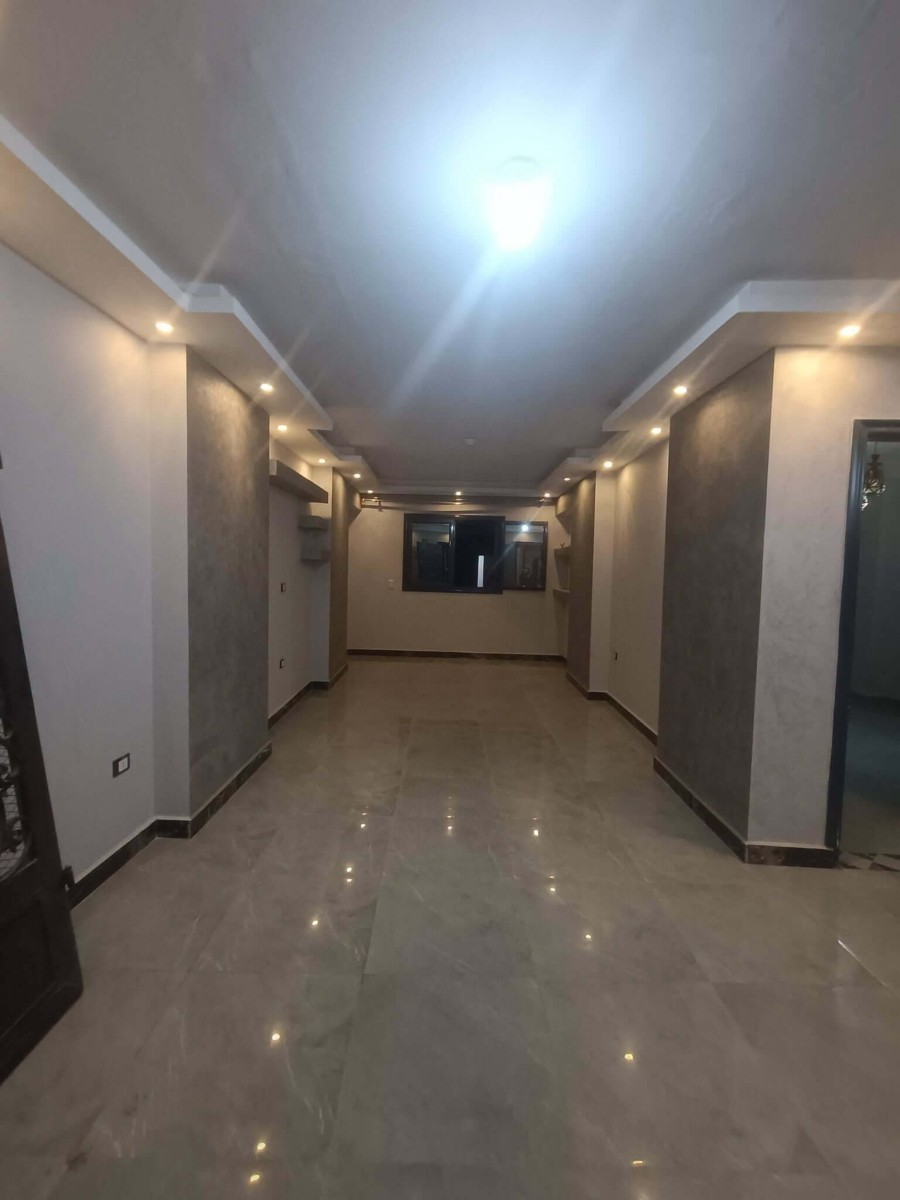 شقة ايجار متفرع من شارع 27 دور تالت اسانسير ثلاث غرف