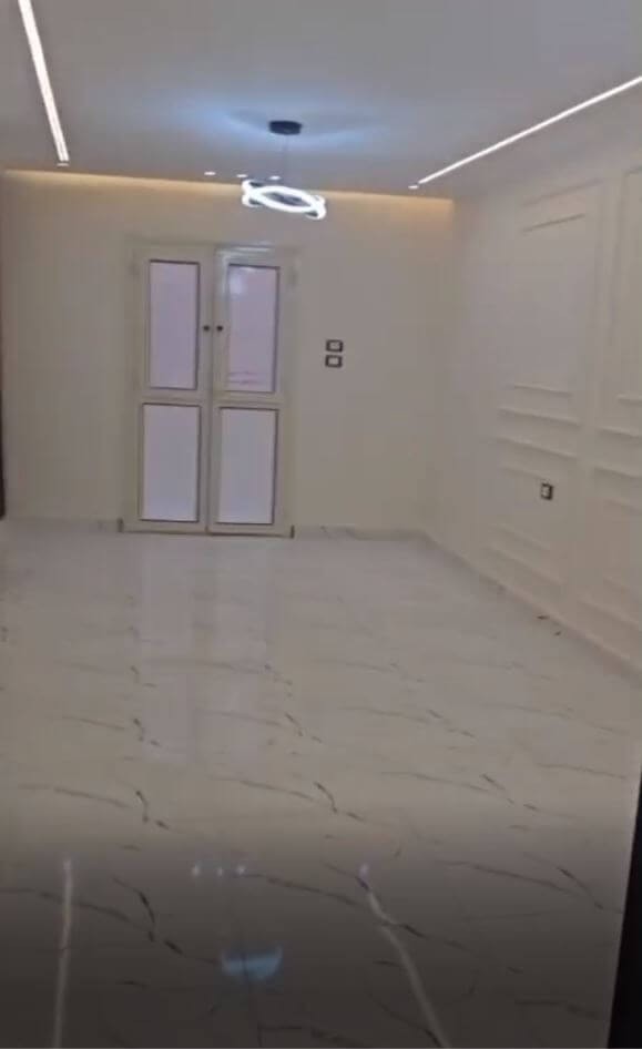 شقه للبيع شارع حمام ميخائيل من الخمسين الدور الرابع متشطبة