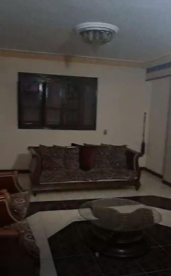 شقه للبيع شارع حمام ميخائيل من الخمسين الدور العاشر متشطبة