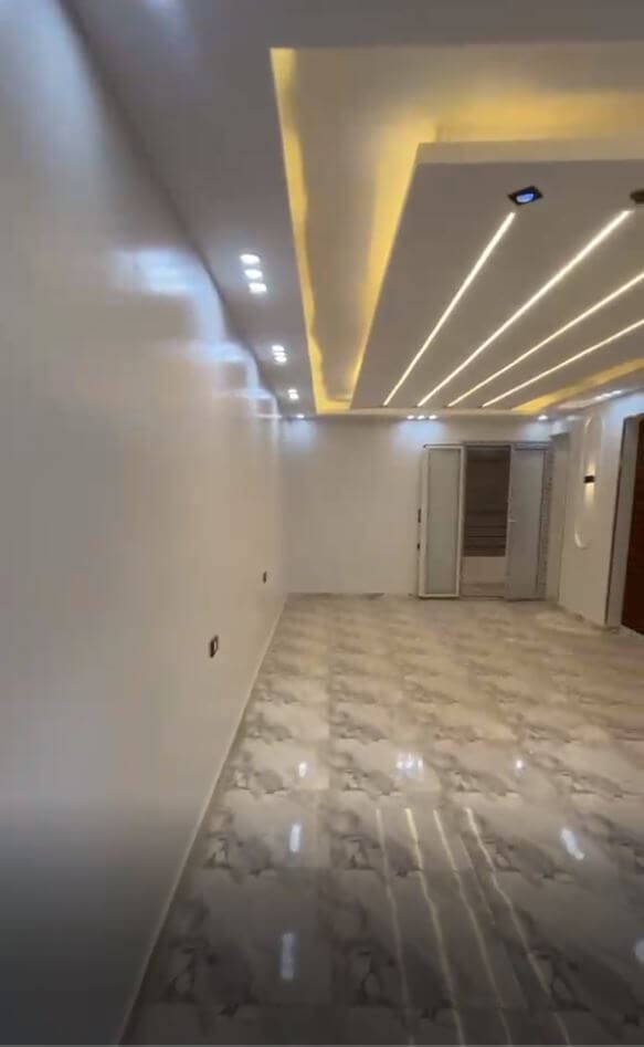 شقة للبيع النزهة 2 بجوار مدرسه مودرن اسكول 3 غرف دور تانى