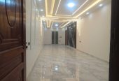 شقه للبيع بالنزهة 2 دور 12 منفذين على الشارع مساحه 140 متر