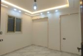 شقه للبيع بالنزهة 2 دور 12 منفذين على الشارع مساحه 140 متر