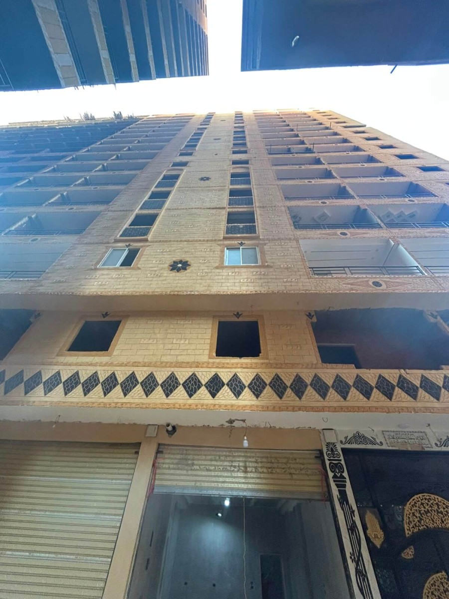 شقة للبيع النزهة 2 بجوار مدرسه مودرن اسكول دور تانى متشطبة