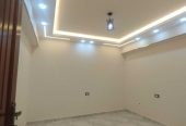 شقه للبيع بالنزهة 2 دور 12 منفذين على الشارع مساحه 140 متر