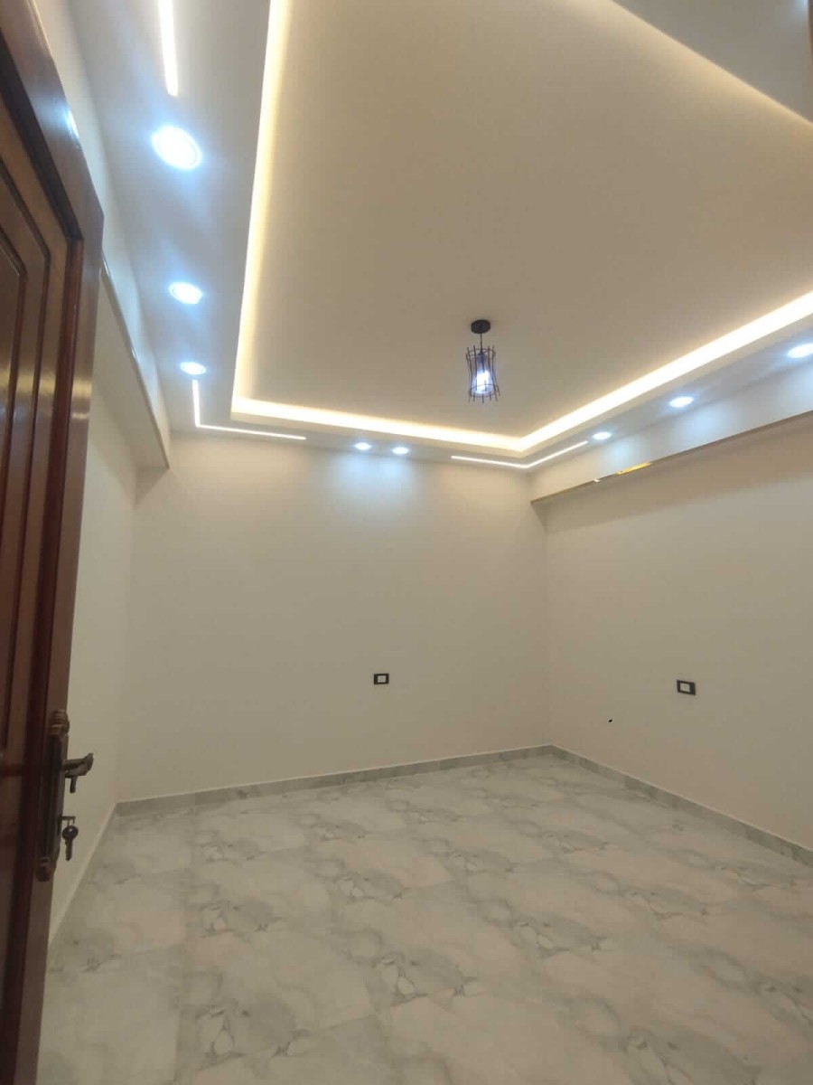 شقه للبيع بالنزهة 2 دور 12 منفذين على الشارع مساحه 140 متر