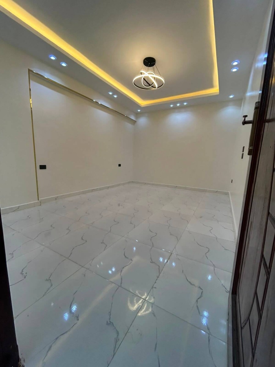شقه للبيع النزهة 2 جانبى شارع 27 دور اول مساحه 160متر