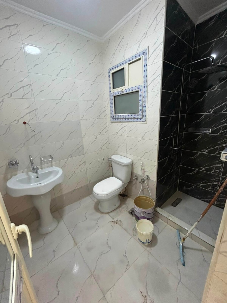 شقه للبيع النزهة 2 جانبى شارع 27 دور اول مساحه 160متر